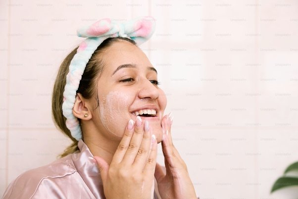 How to get clear and glowing skin at home naturally? 1 girl using facewash